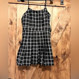 H&M Divided Black/white pleated pinafore mini dress size 8